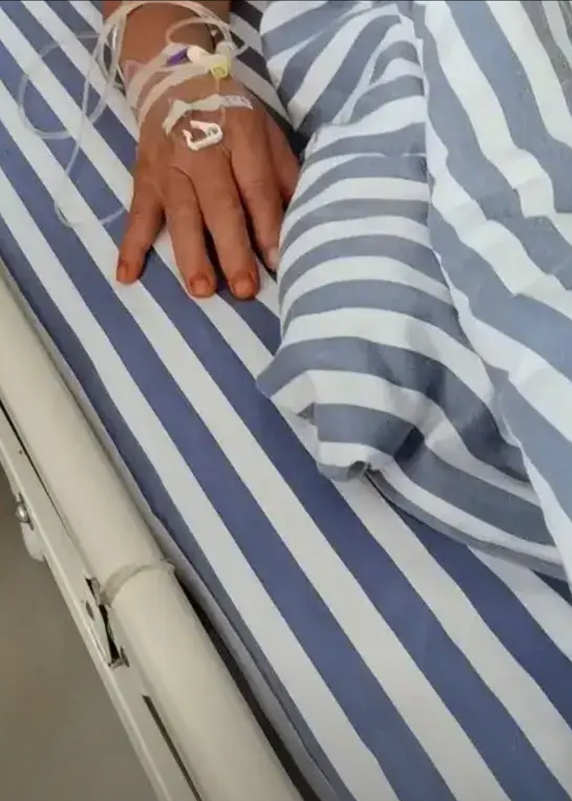 护工在给一位老人喂粥，一边叫着：爷爷，你快吃，今天吃粥，平时喂你吃饭，你最慢，你