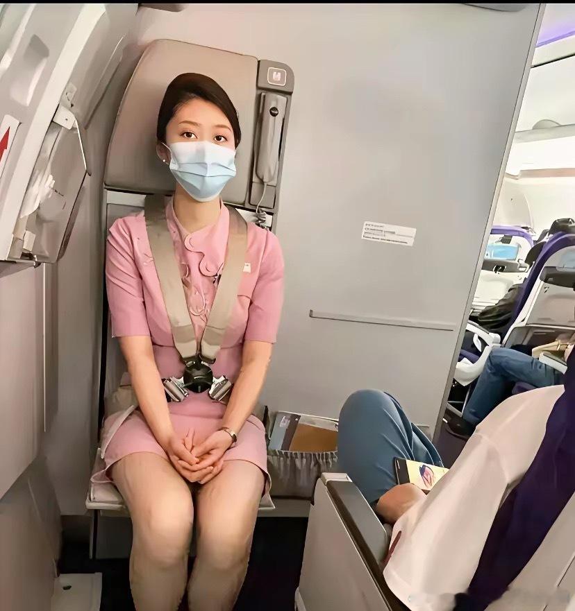 一直看她挺尴尬……不看她又挺难受，咋办呢