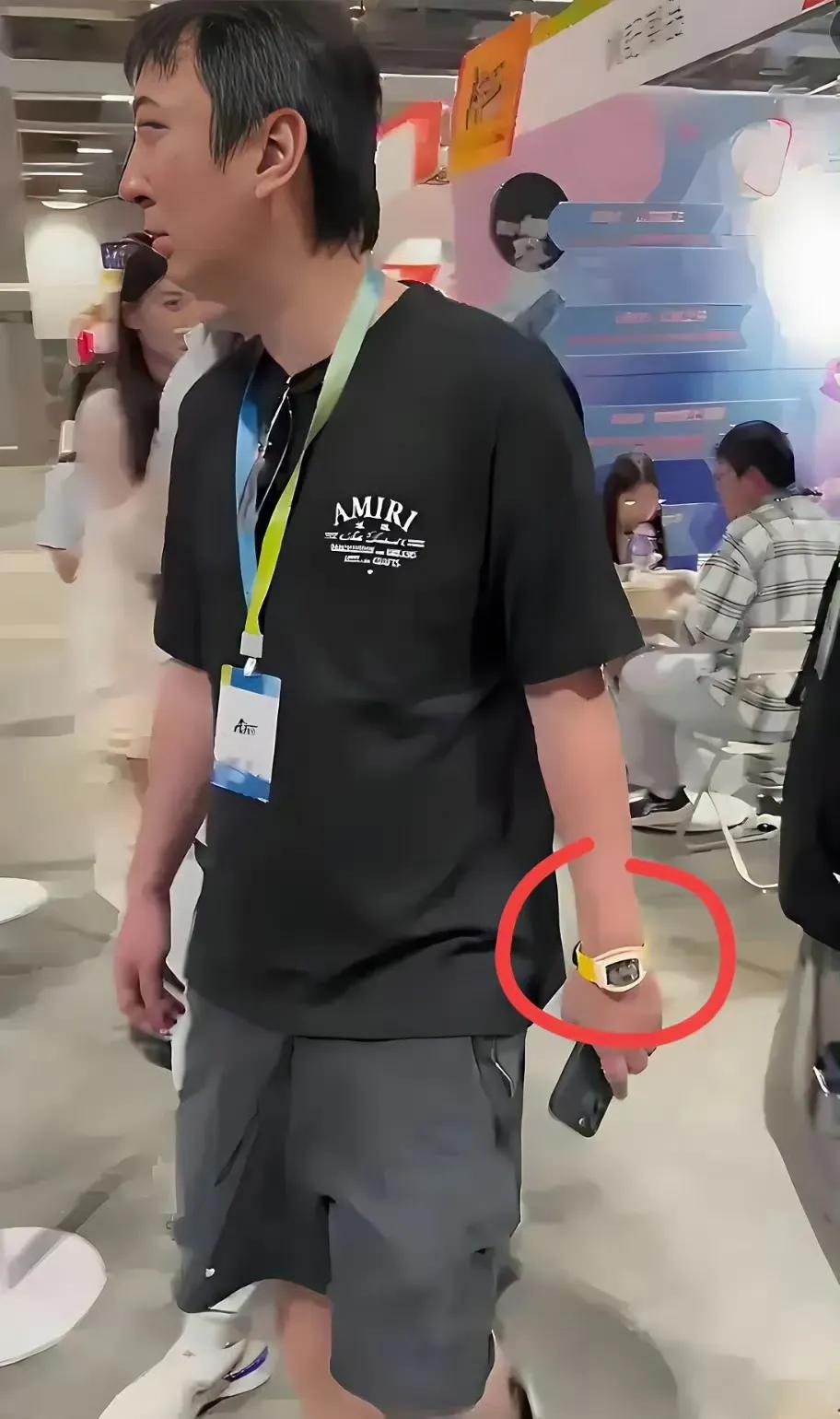 王思聪手腕上戴的这块表，你知道售价多少钱吗？说出价格来，绝对能让你难以想象。