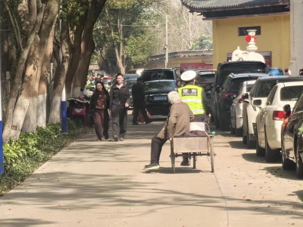 “看哭了！”近日，江苏常州，一高龄老人因为年纪大了，已经6年没去祭扫老伴，当天她