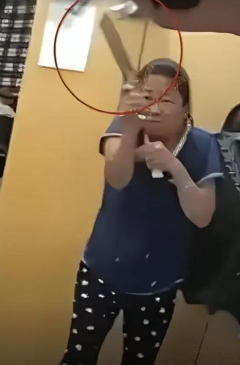 今年2月被击毙的华裔大妈，可能之前豪横惯了，还想用撒泼打滚那一套来解决问题，但美