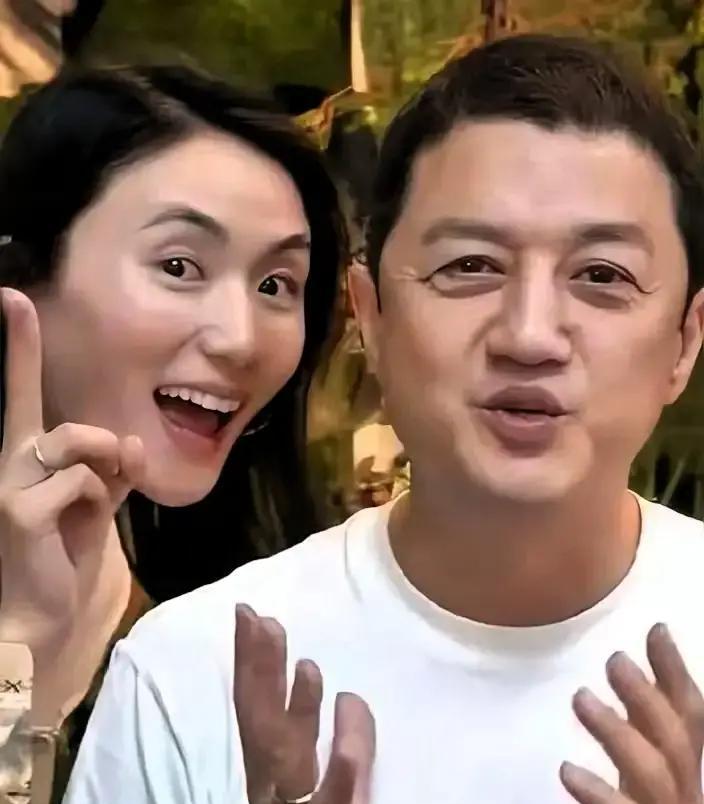 “李亚鹏和海哈金喜复婚直播带货”？我直接笑到手机掉马桶！人家姑娘结婚证去年就