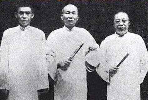 1940年，张啸林让保镖交枪，准备开除他，保镖说：“不干就不干，走人就是了！”