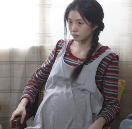 看到刘浩存怀孕的样子莫名不舒服，总觉得孕妇这个身份剥夺了她独立的灵魂​​​。