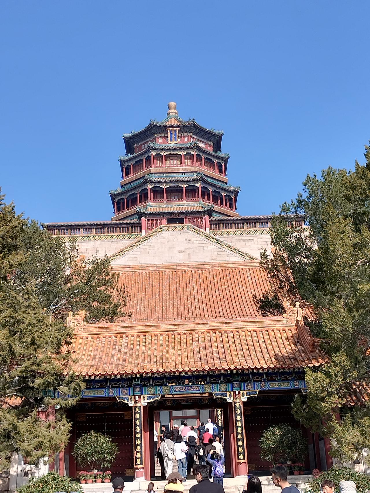 颐和园的佛香阁今天游客也不少。从万寿山脚下的长㾿就可以上佛香阁了。佛香阁的殿