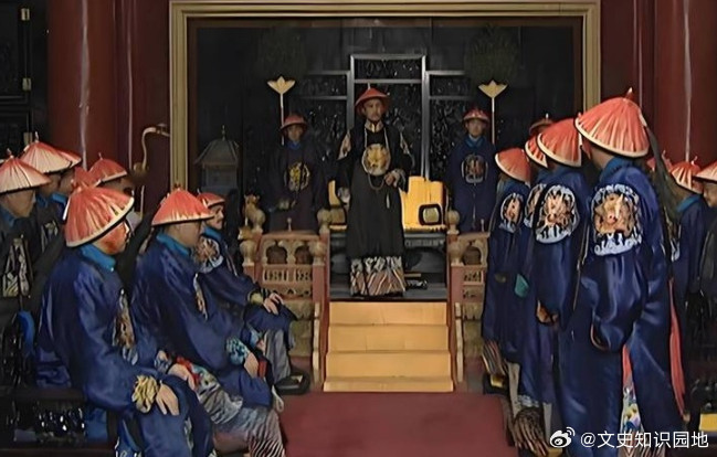 康熙驾崩次日，雍正便将最大的政治对手胤禩推上权力高位。在四位总理事务大臣中，胤禩