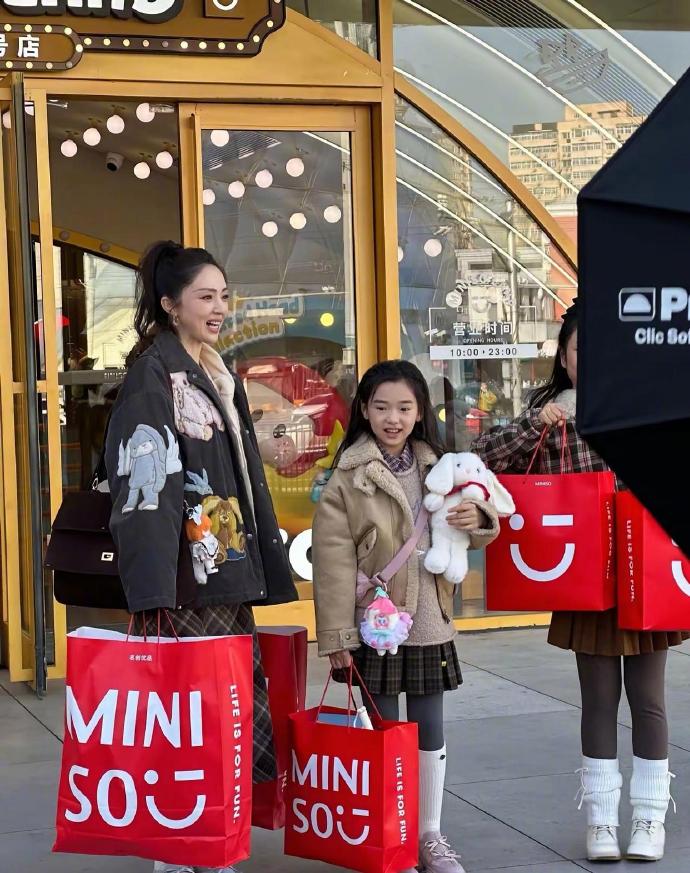 其实我真觉得有颜有钱有女儿，可以不再婚的。​​​