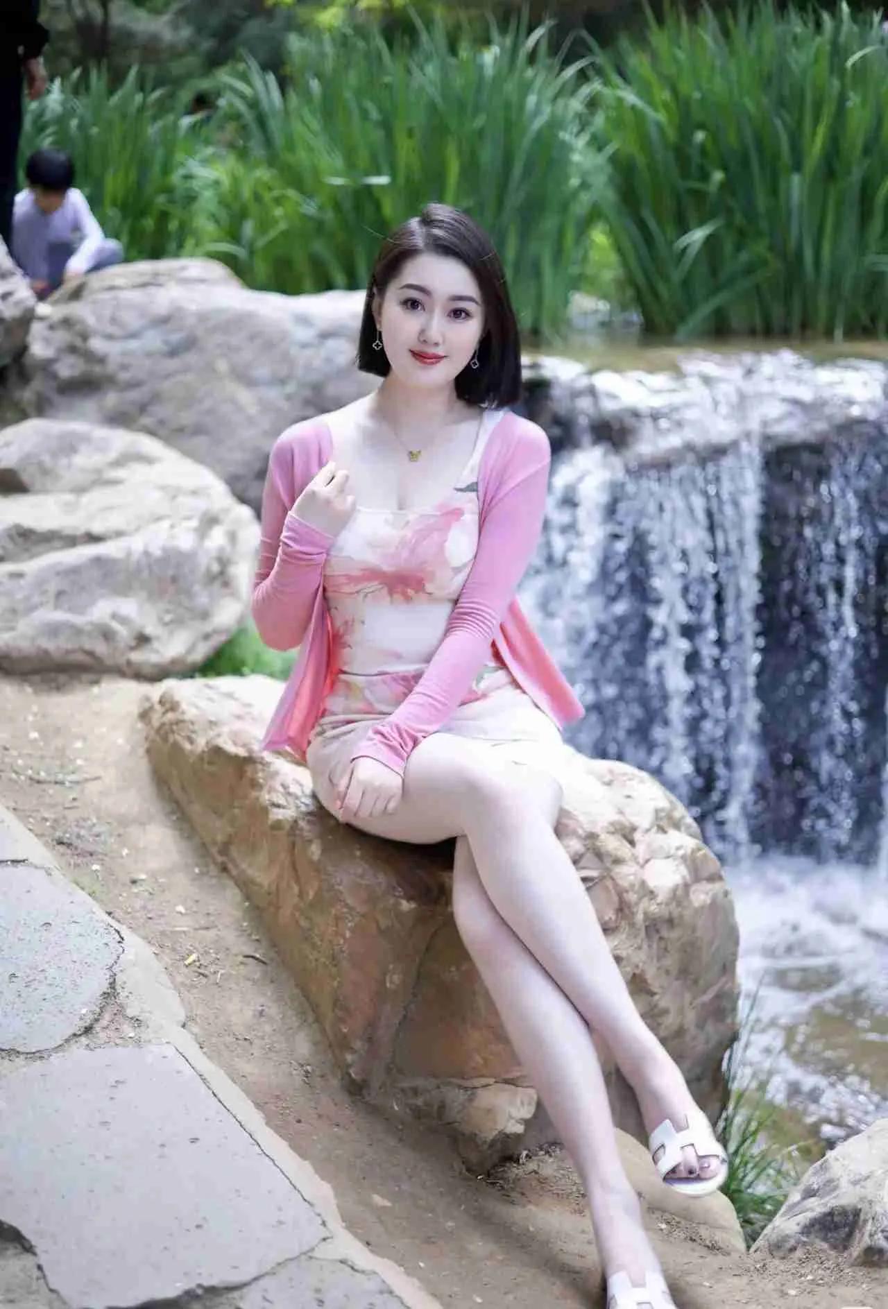 田梗地里的亮眼美女，你在等心上人吗？