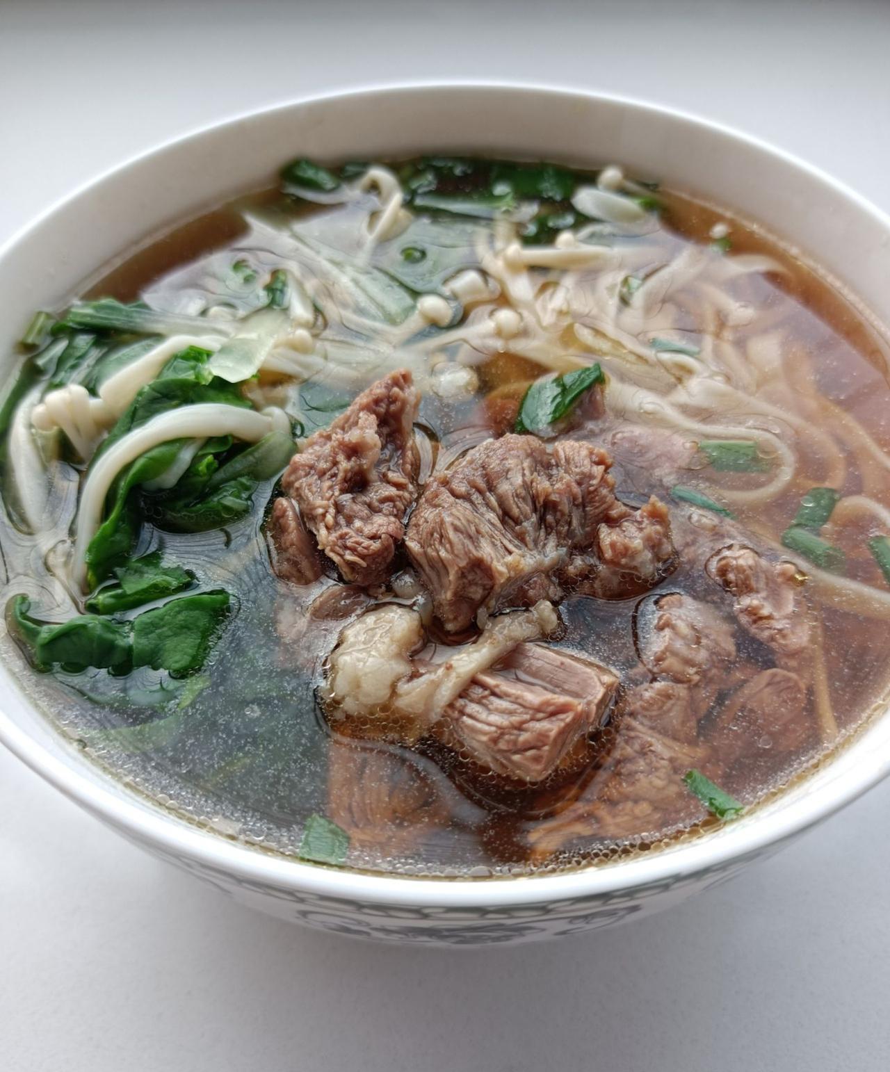 自制肉多菜多的美味牛肉面！最喜欢自己做美食，原因是可以把喜欢的配比全部加上，面我