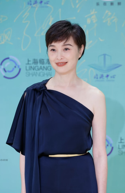 吴越离开陈建斌后，我以为她会找个年轻帅气的，也以为会找个事业有成的，没想到她