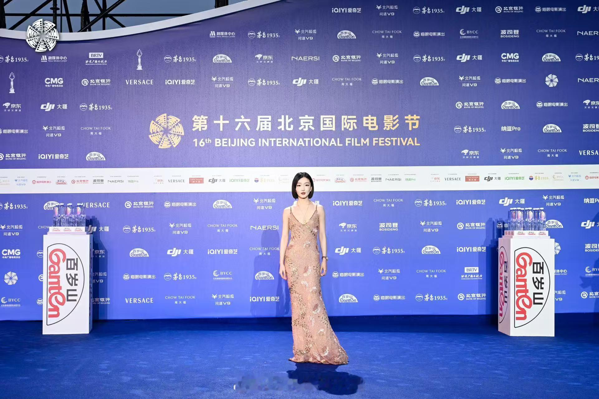 周冬雨粉裙短发今晚北影节红毯结束，很多人讨论的是她这条粉裙。但我觉得短发才是这