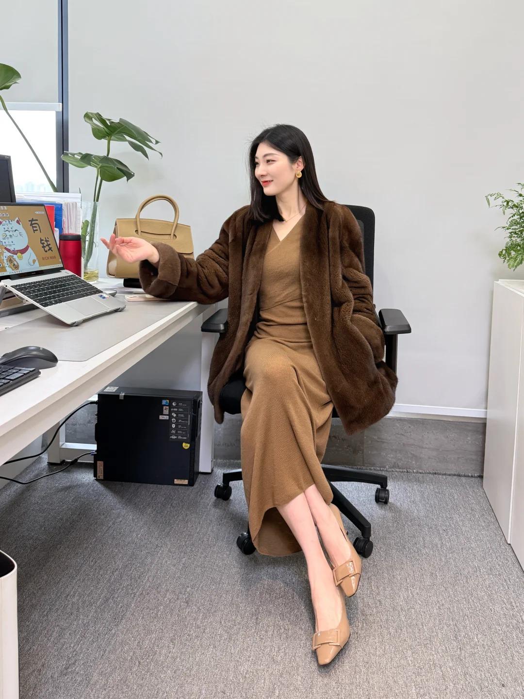 内搭黑色薄款羊绒高领，简约利落不抢戏，下搭藏青色垂感西装裤，搭配黑色哑光尖头短靴