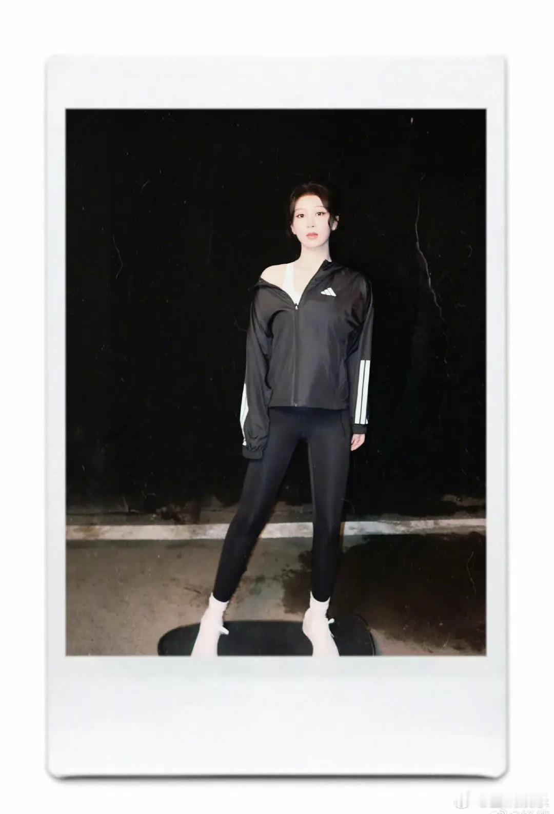 杨紫时装周机场照还有阿迪穿的都太🤯了，原来真的有人能把阿迪穿的这么丑