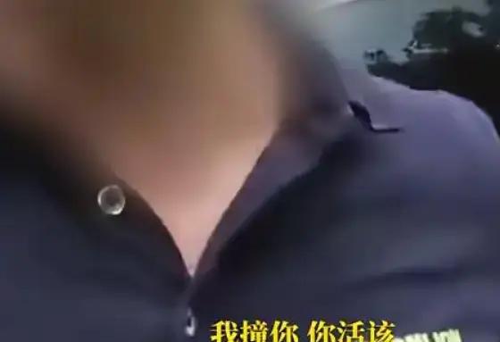 山东，一名男子驾车行驶在路上，连续变道险撞摩托车，下车后态度嚣张扬言要“弄死你”