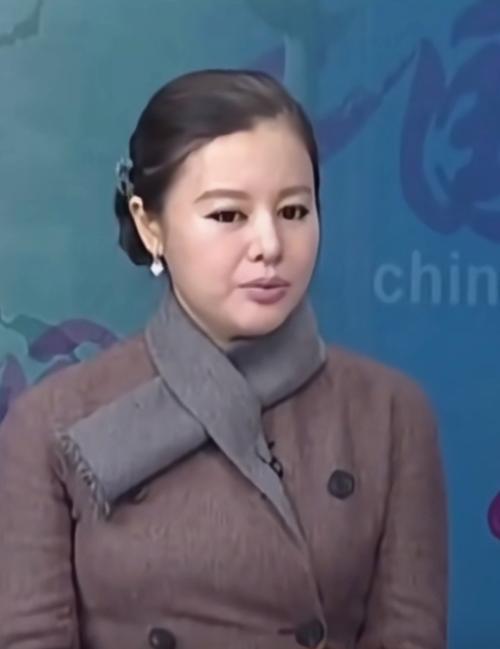 年龄相差二十余岁同框亮相！于文红携男友出席集团大会，感情话题引网友热议✨虞
