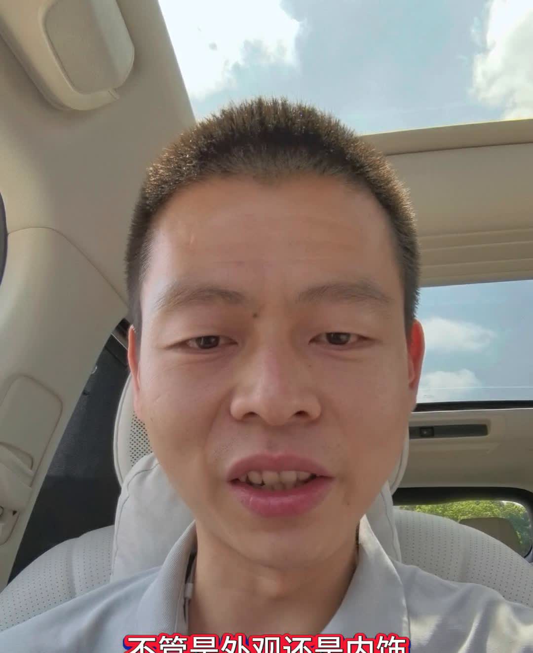 问界M8看起来真的是更年轻，不管是外观还是内饰。问界M8看起来真的是更年轻，