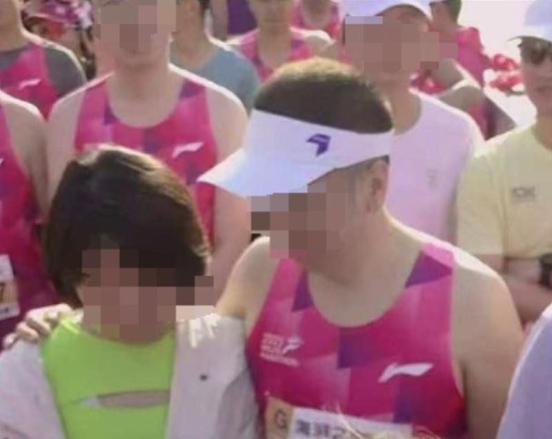 据深圳新闻网2025年6月23日报道，无锡马拉松赛事起跑区，业余跑者张女士（化名