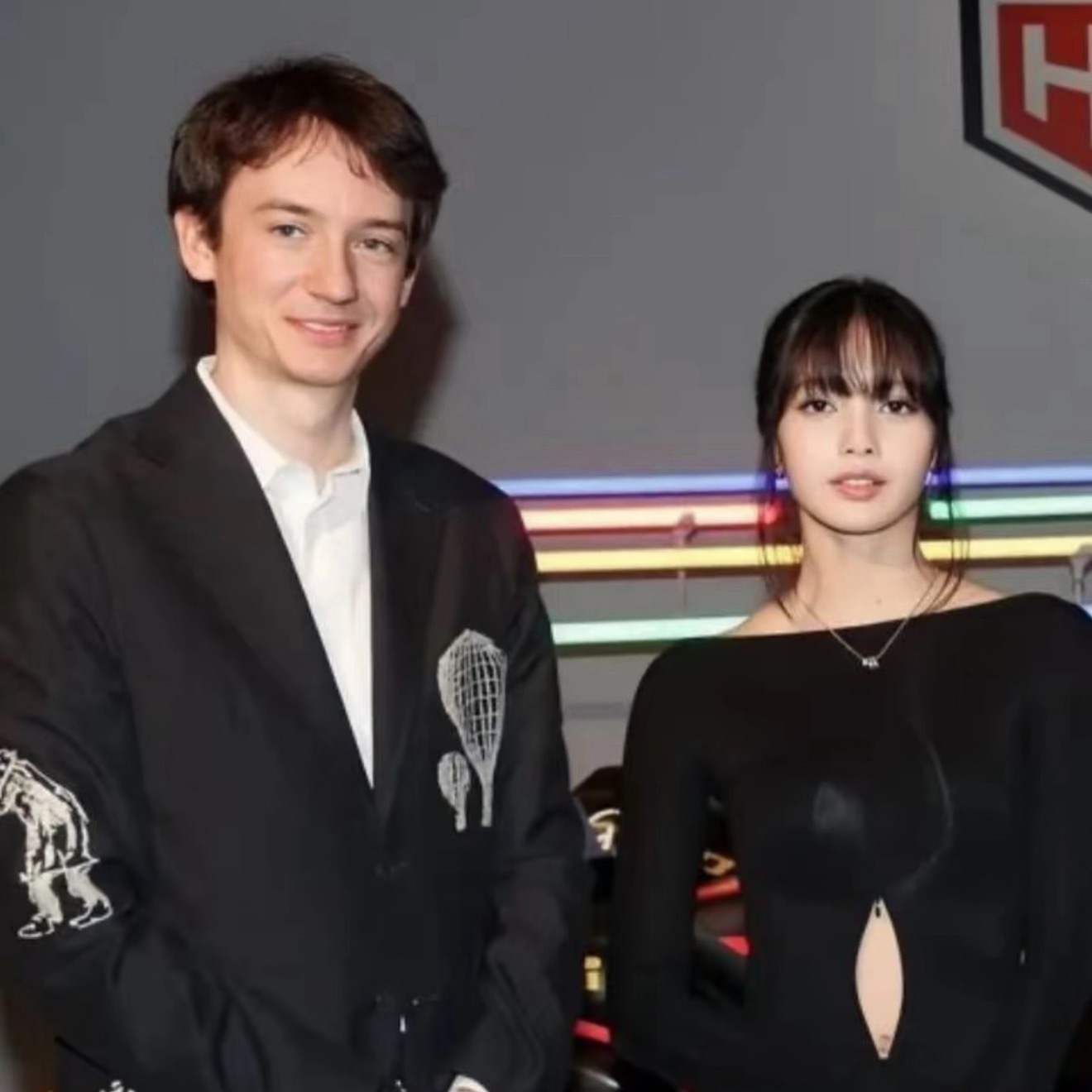 Lisa谈恋爱好像真的什么都不挑，前男友是LV三公子，现男友又是泰国演员，都长得