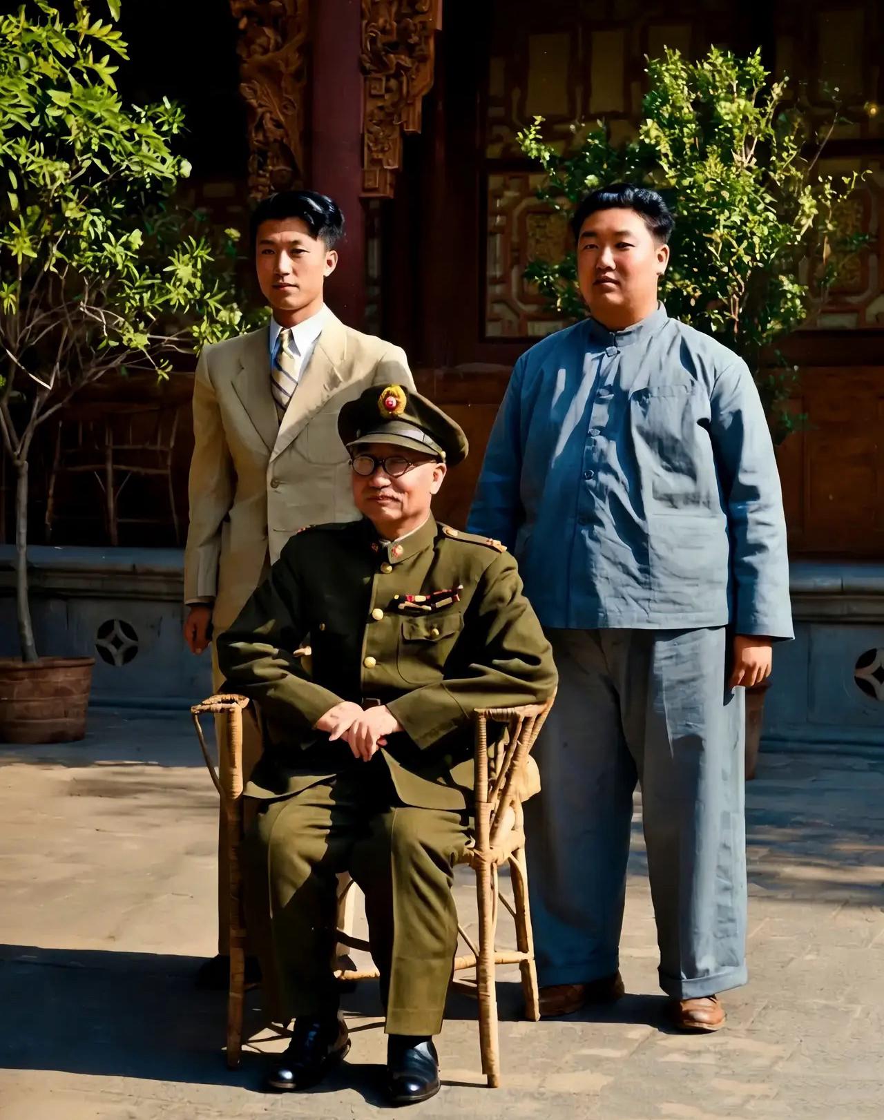 1947年，阎锡山在太原院子中与仅剩的两个儿子阎志敏、阎志惠的合影，阎锡山一生共
