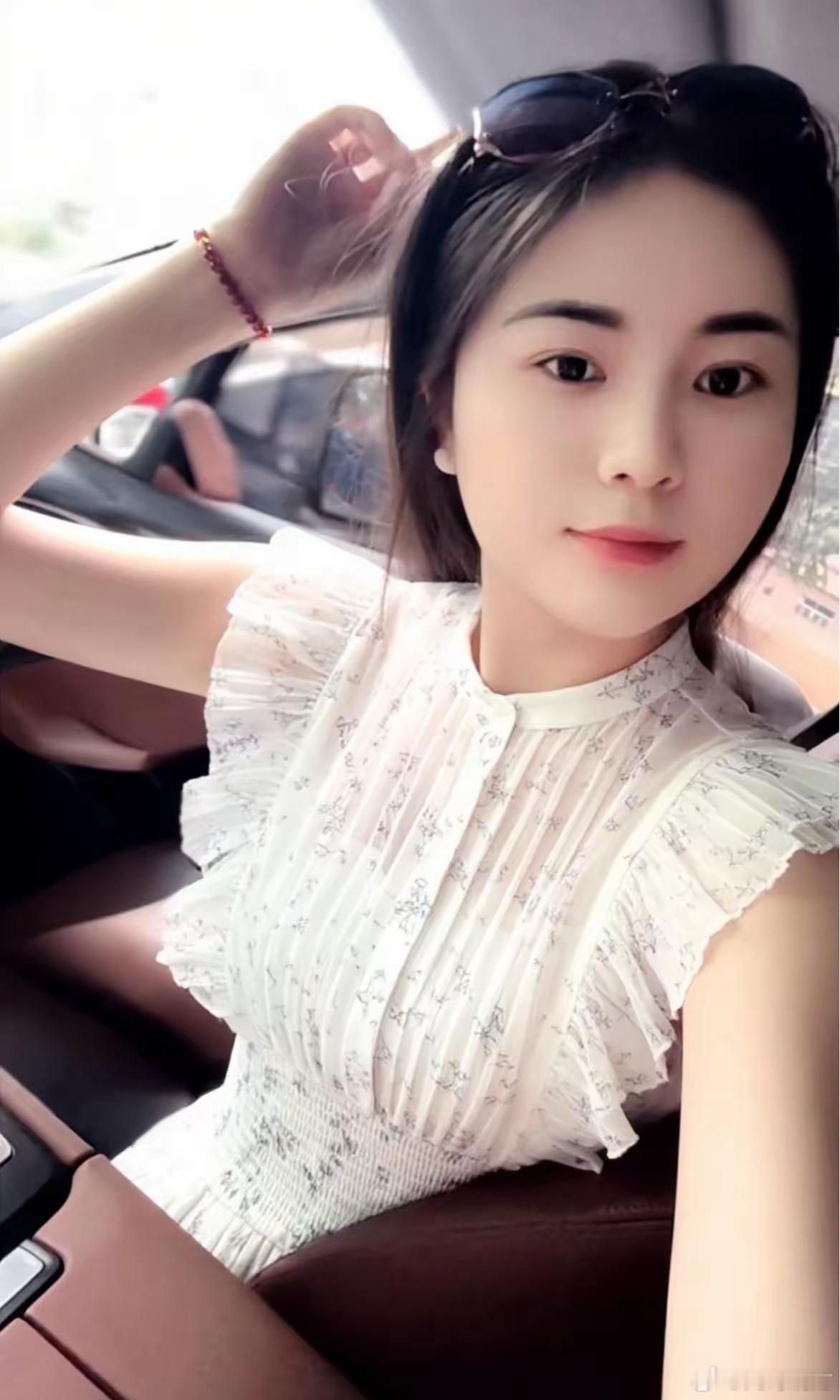 少妇的暗示，你能听懂几句？1、她说：我比你大，怎么回？低情商回复：我就喜欢大的。