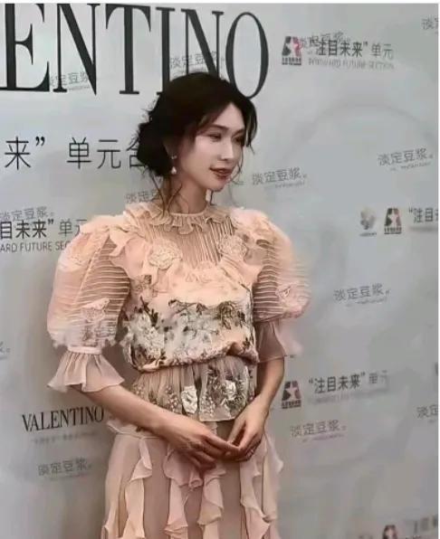 林志玲咋瘦成这样了，像个纸片人，真不敢拉，拉一下怕折了，是不是在夫家没得吃呀？还