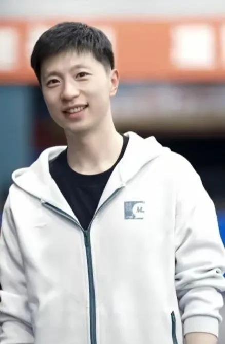 马龙接受央视专访，有网友发现，有两位乒坛名将没有被提及。是谁呢？先来看，