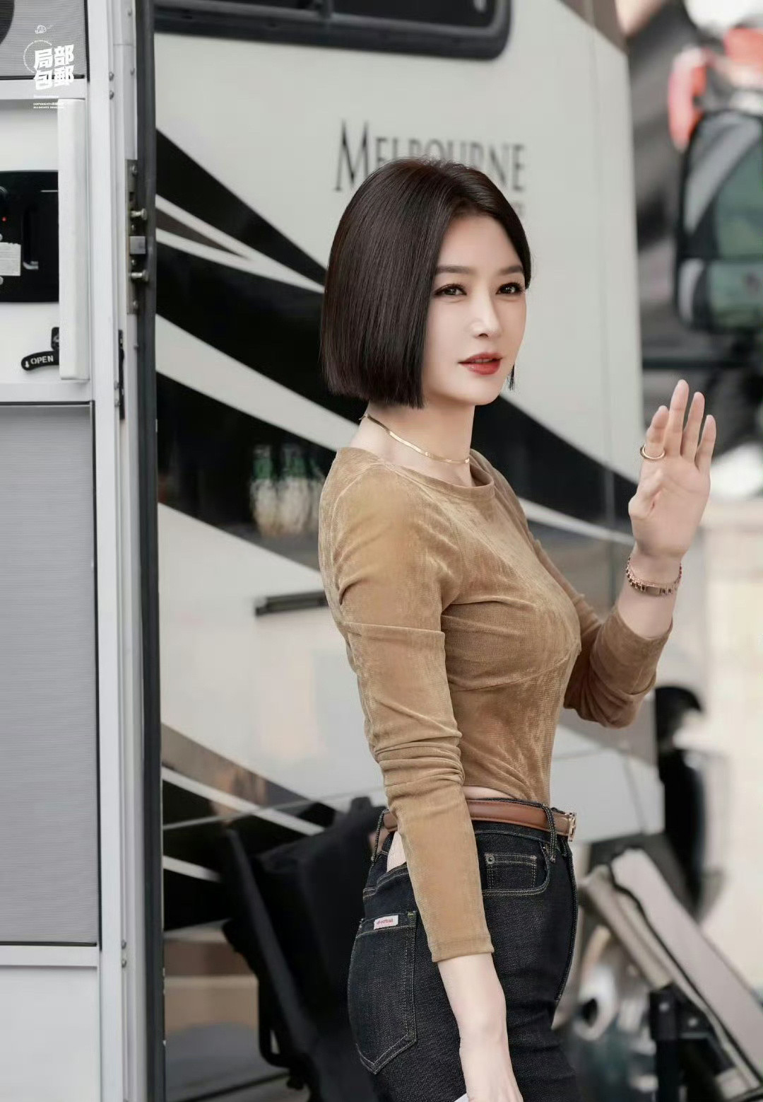 秦岚身穿碎花连衣裙，展露紧实的手臂肌肉线条，这个状态太绝了​​​