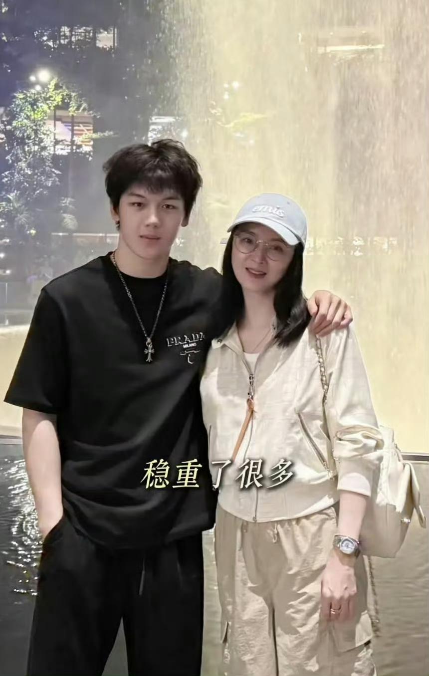 王艳的儿子真的很帅，这颜值快赶上监狱里踩缝纫机的大碗宽面了。而且这看起来还是素颜