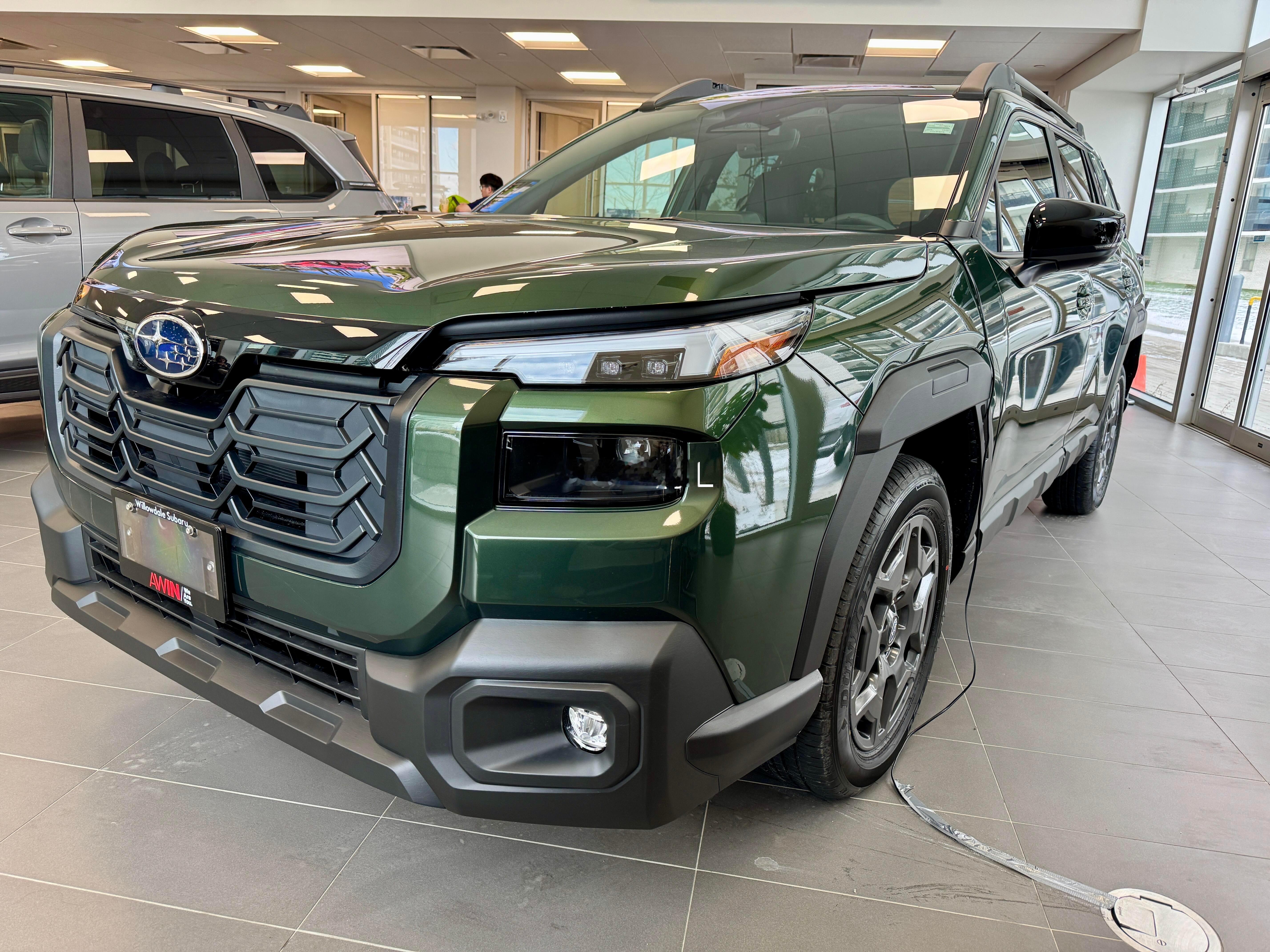 今年改款鳌拜的新颜色-翠绿色，放在森林人旁边对比感觉鳌拜更加的硬朗，对比上代的话