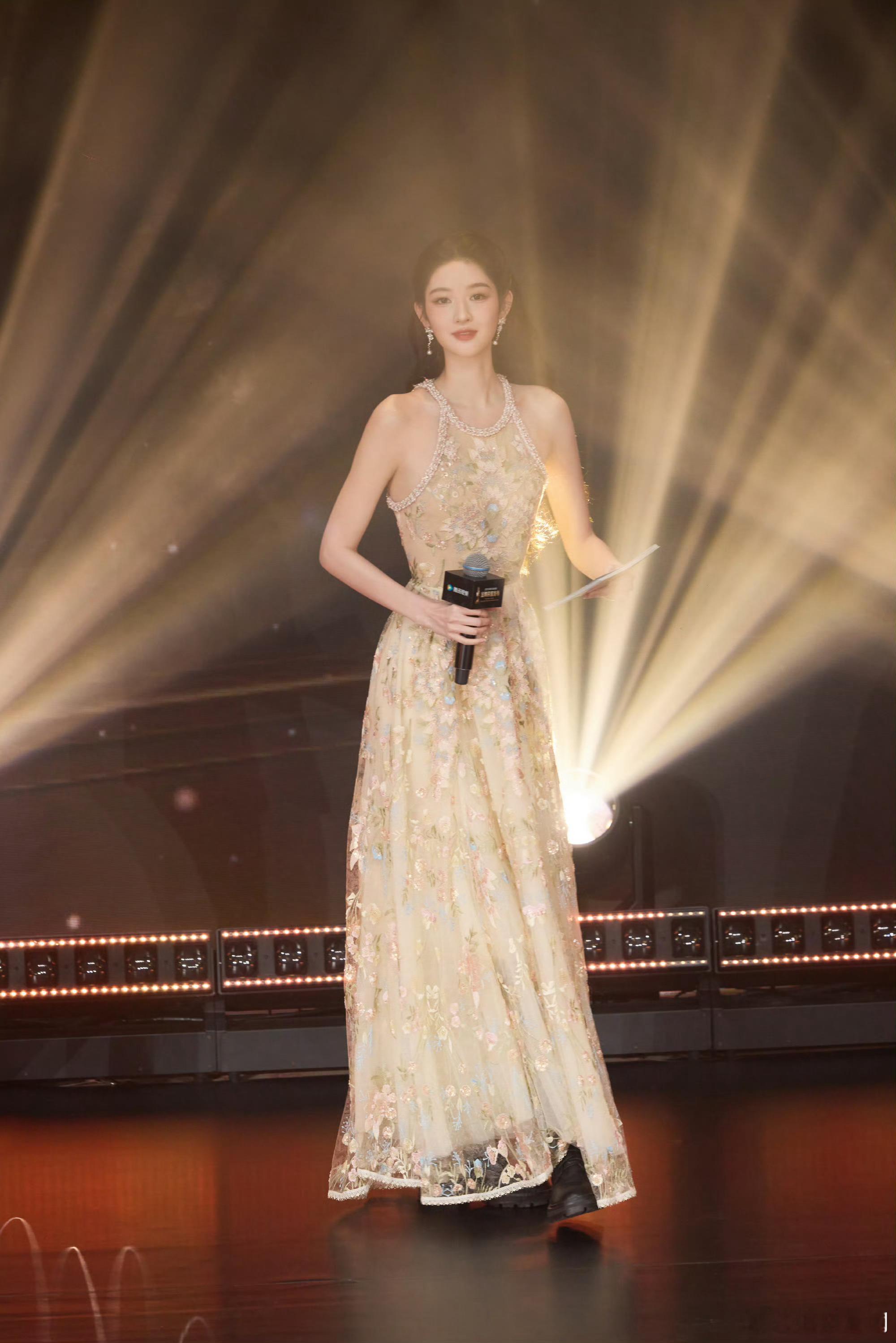 王玉雯主持被王玉雯的主持造型惊艳到！金鹅荣誉现场她穿的碎花挂脖礼裙温柔又大气，主