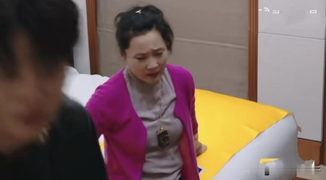 节目中，何赛飞坐在床上哭了，两位年轻的男嘉宾被骂惨了！11月14日，关于“何赛