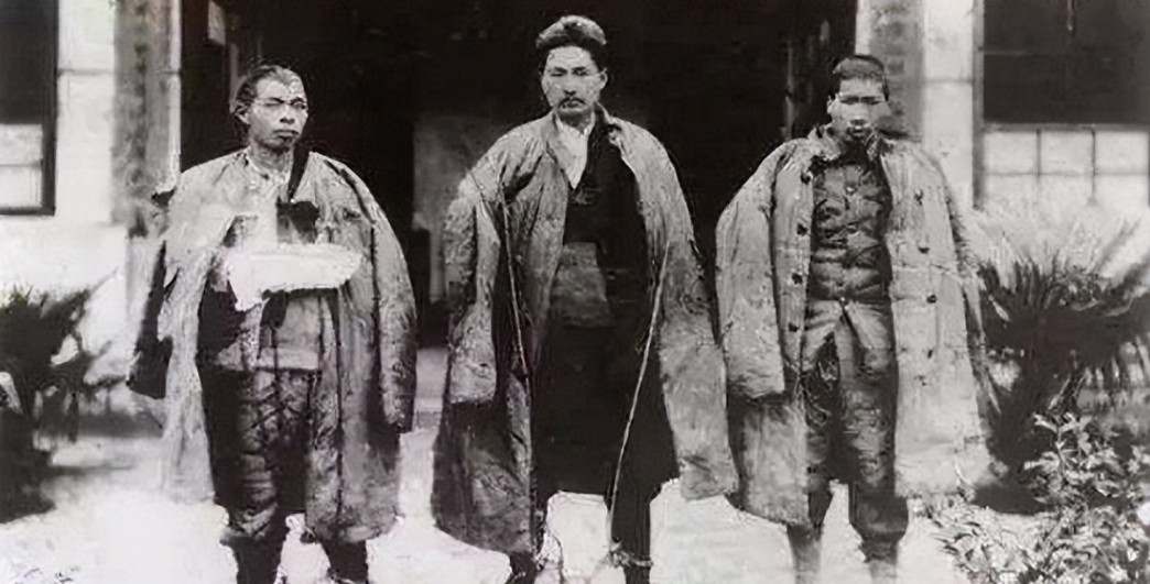1935年，王耀武俘虏了一个红军师长，审讯时发现对方衣衫破烂不堪，浑身上下只有一