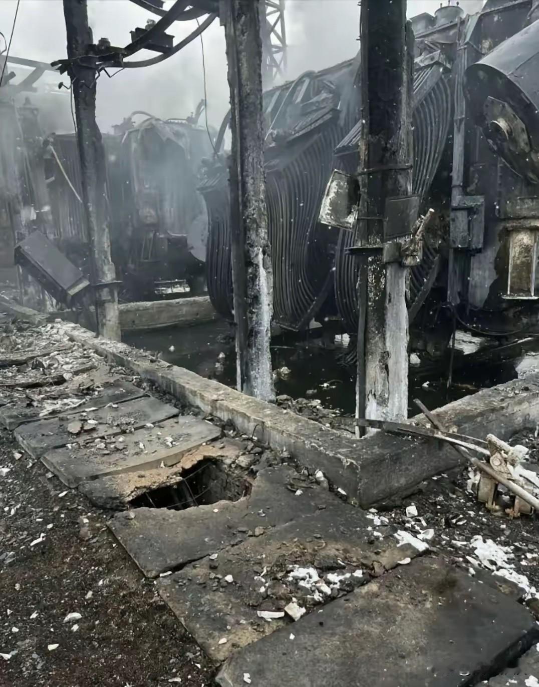 俄军使用300毫米BM-30“龙卷风-S”火箭炮对乌克兰哈尔科夫州的斯洛博茨基区