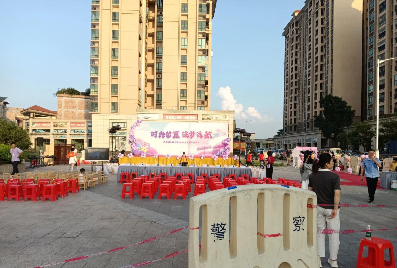 未来的大学生会越来越多，不管是公立大学还是民办学校，毕业就等同于失业。就业有三