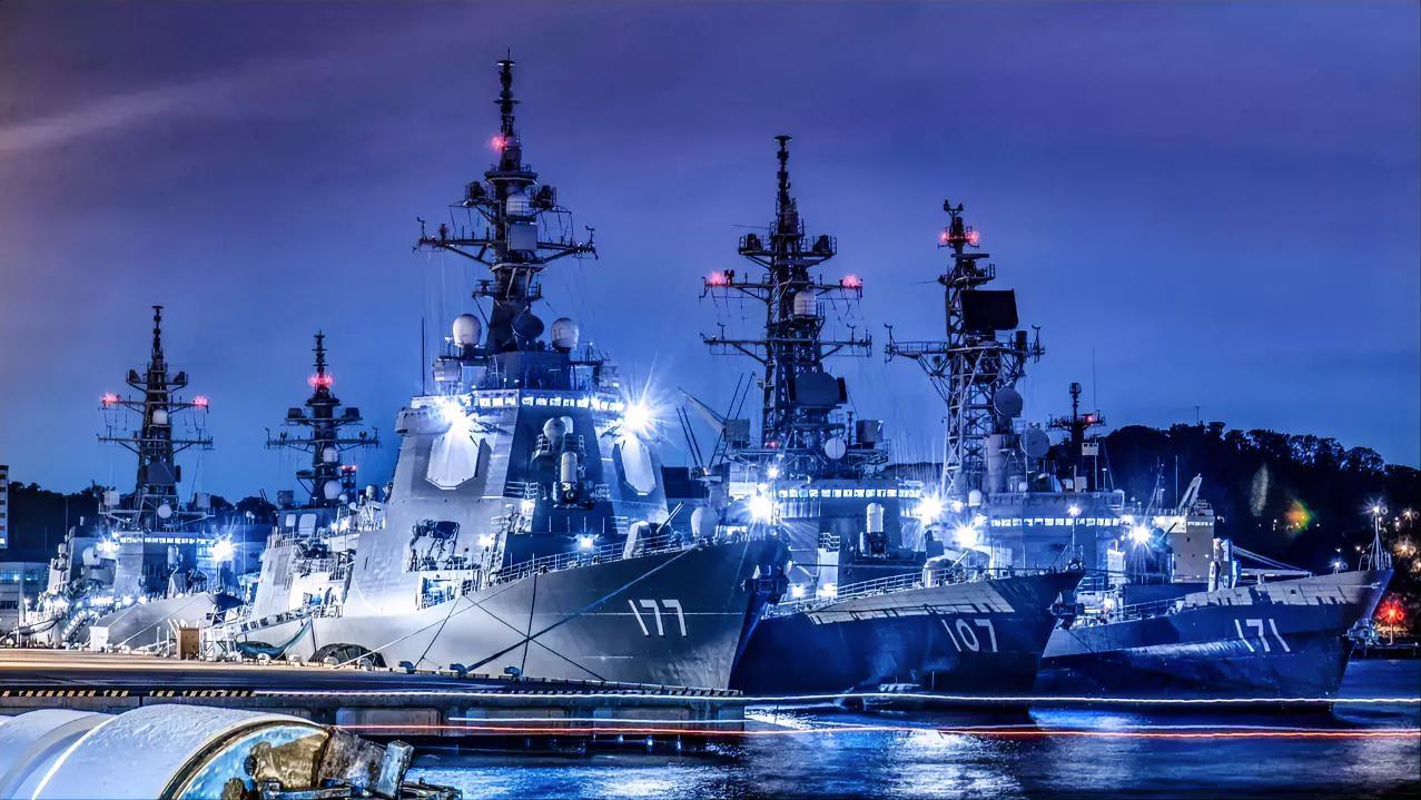 这是日本神奈川县横须贺海军基地的夜景，日本海上自卫队战斗力最强的第一护卫队群的水
