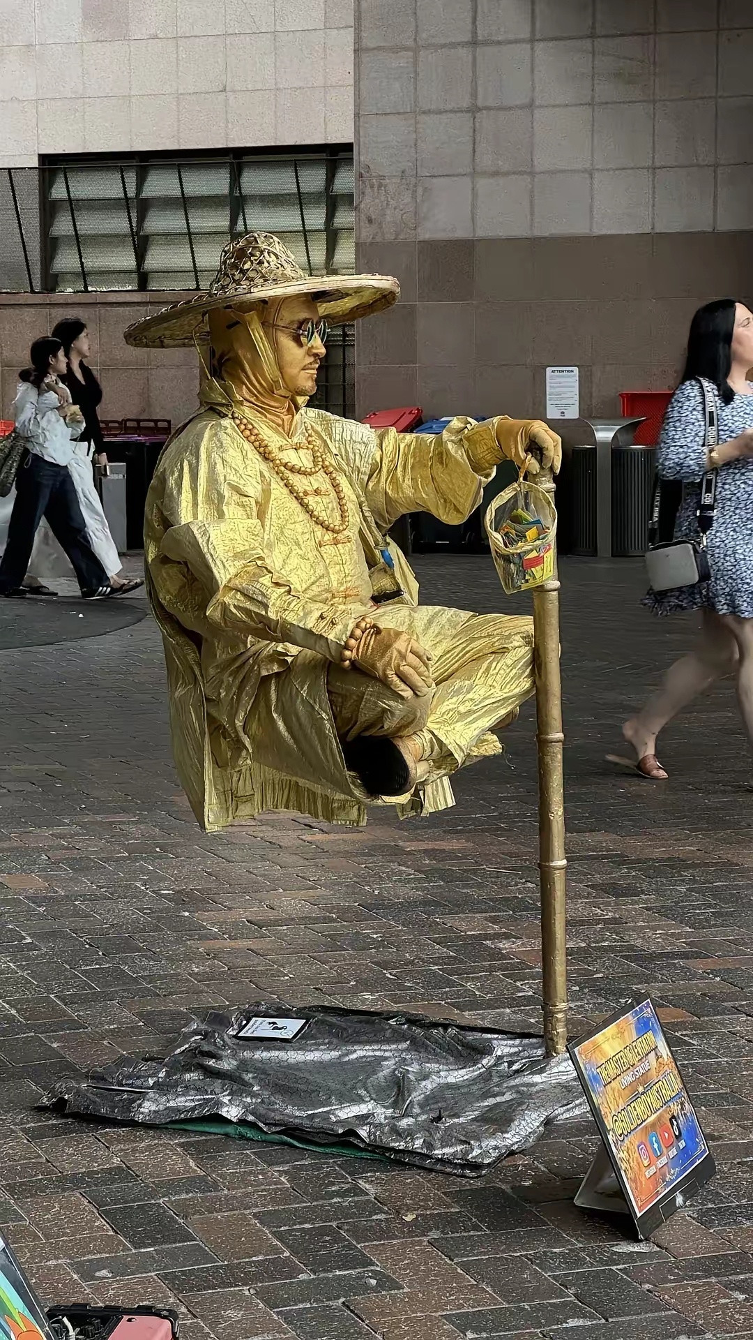 这种小把戏，在印度叫做悬浮神功，在国内，一位买菜的大妈瞟一眼都能看出猫腻