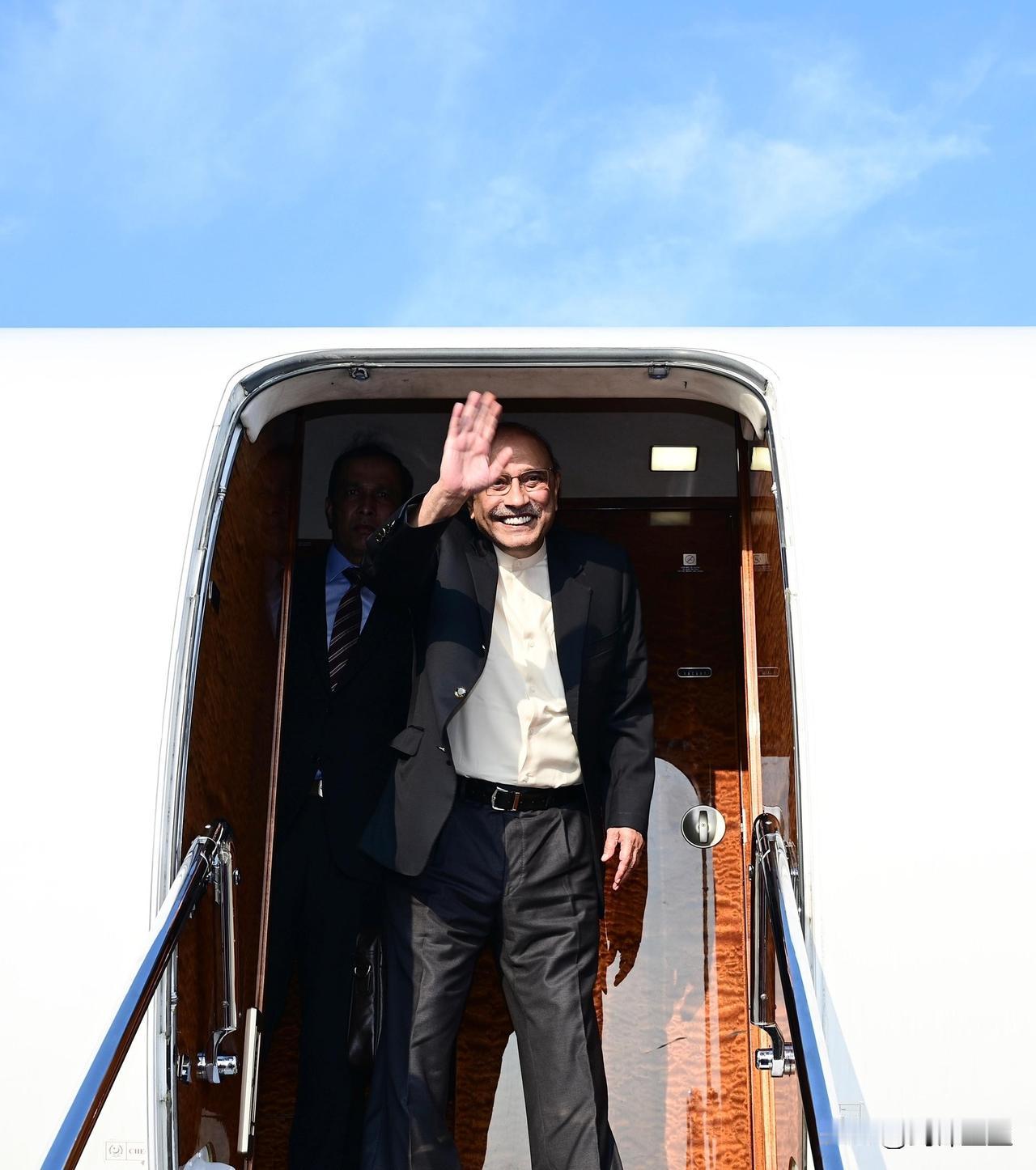 巴基斯坦总统参加完汉果尔潜艇的服役仪式后直接从海南三亚机场飞回国内了现场气氛