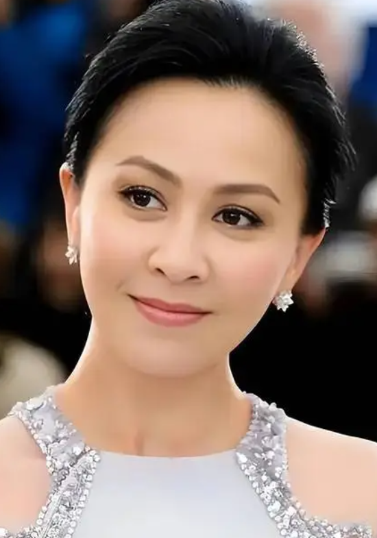 梁朝伟在雨中紧紧牵着刘嘉玲的手，就像他当年承诺的那样