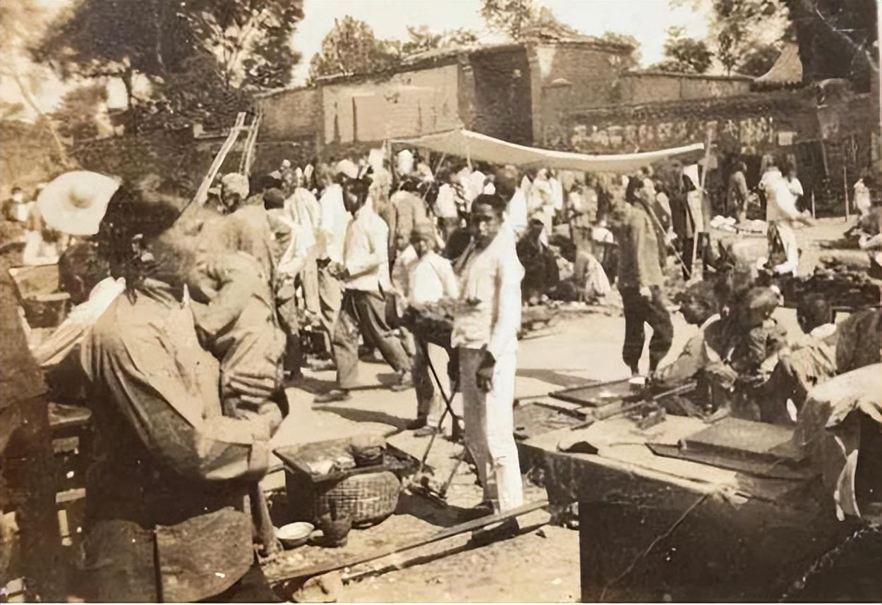 1938年，新四军司令陈世俊去买香烟，结账时无意看到店老板的手腕，愣了一下，直接