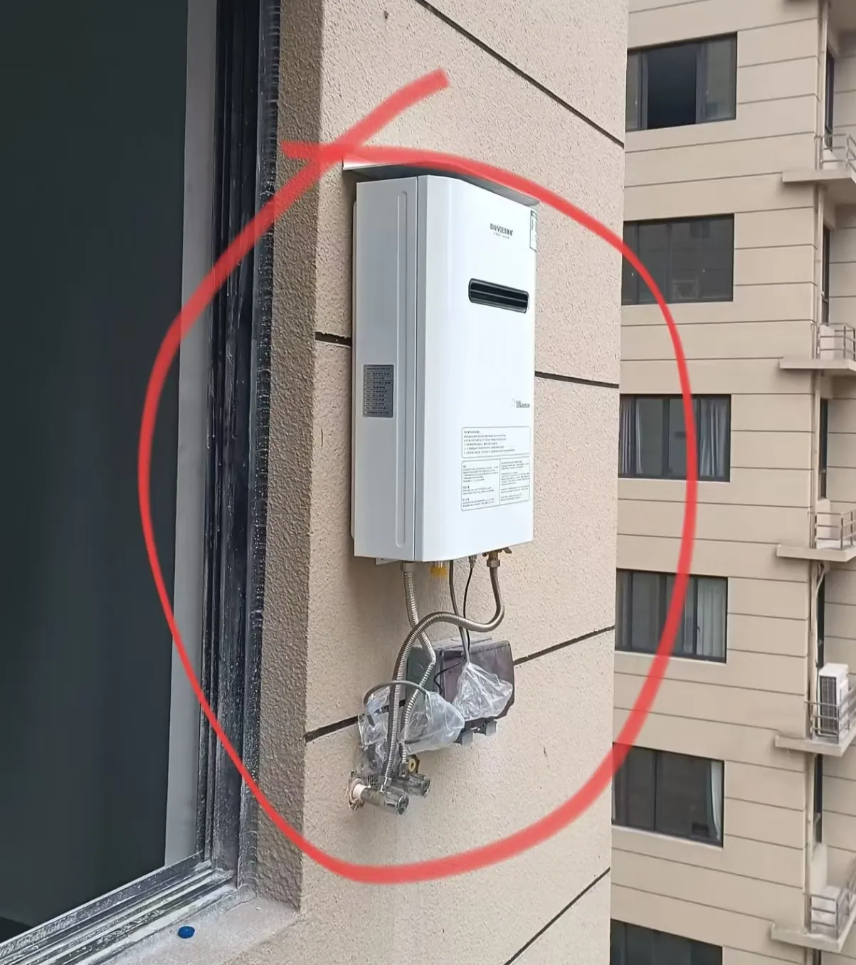 做了三年邻居，第一次发现他家燃气热水器安装在室外