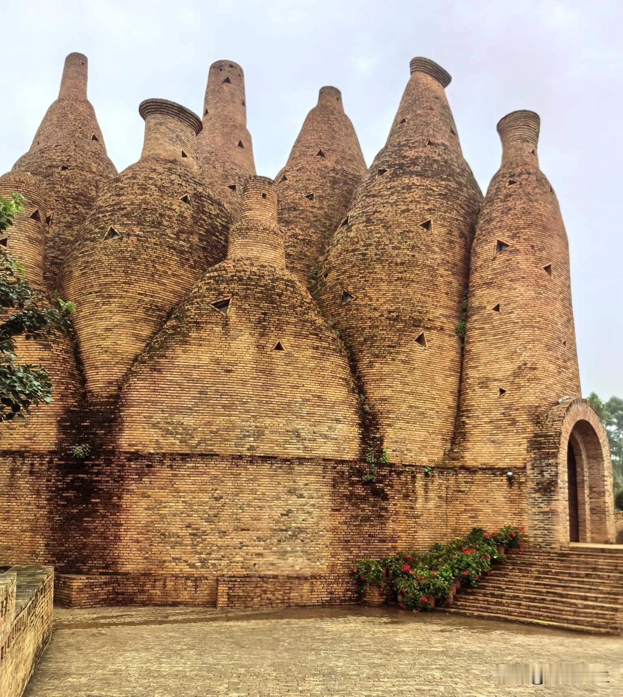 弥勒的东方韵建筑超有艺术感！红砖砌成的万花筒艺术馆像童话里的城堡，螺旋造型和光影