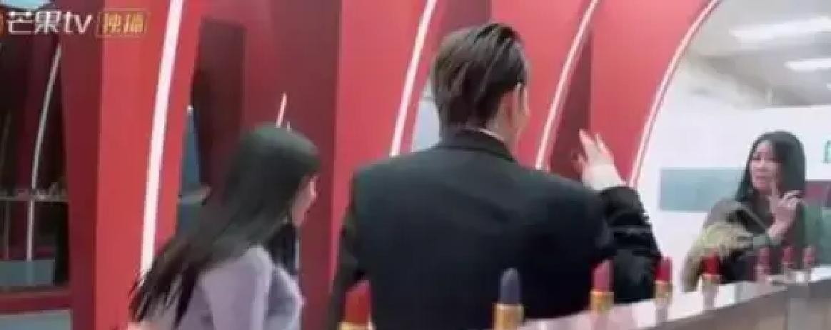 机场休息室里，年轻演员赵昭仪鼓起勇气走过去跟那英打招呼，本以为能顺势寒暄两句，结果那英一脸愣神，直接