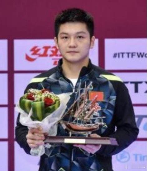 樊振东亚运会国乒男团丢金后，舆论迅速将缺席的樊振东与卸任的刘国梁推上风口。这种