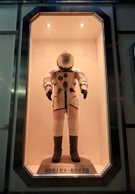 太牛了，致敬航天英雄！中国航天员12月9日下午6点45分，一直工作到北京时间1