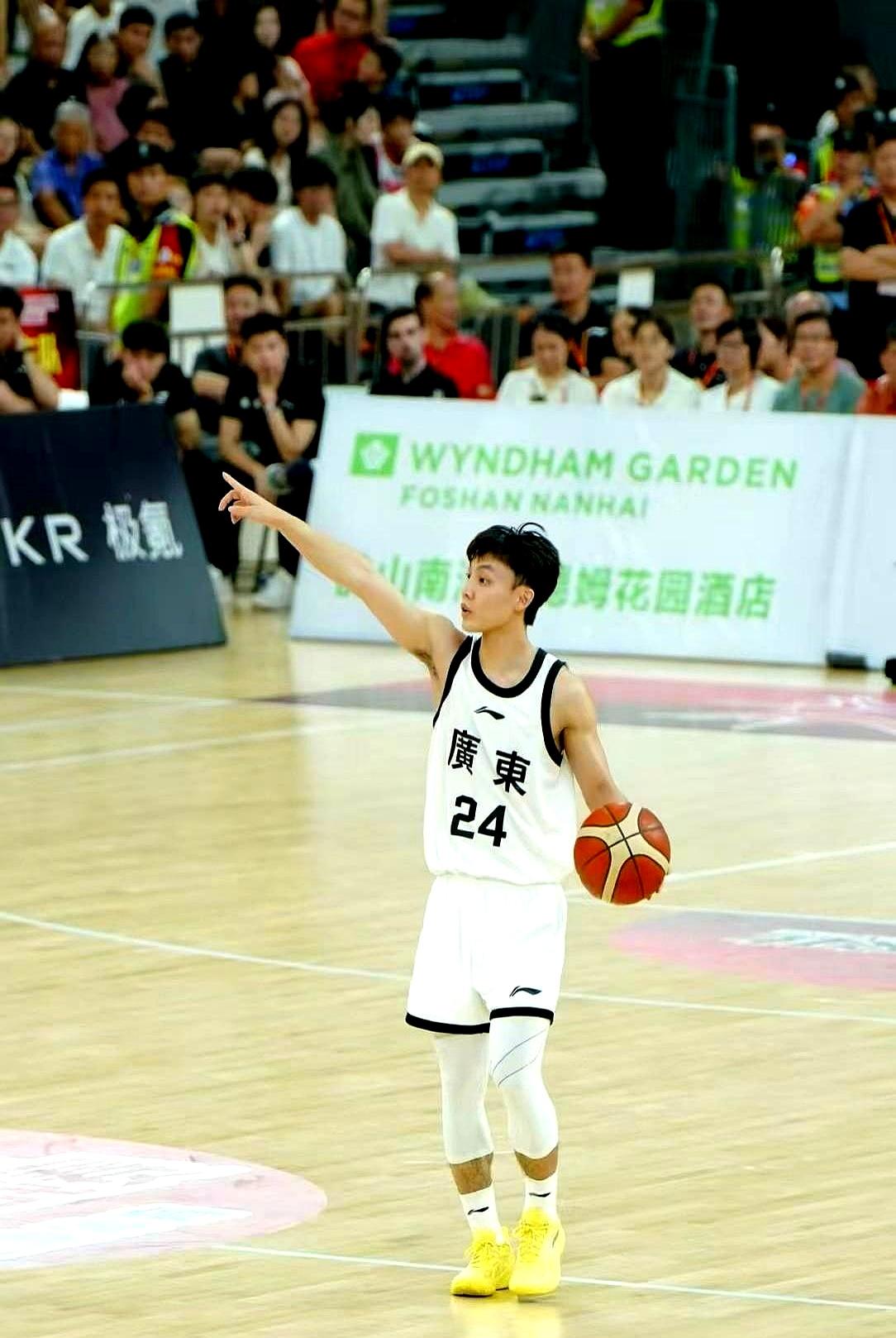 杜峰终于不再偏心眼了，把广东男篮的队长之位给徐杰了。这些年杜峰一直把首发