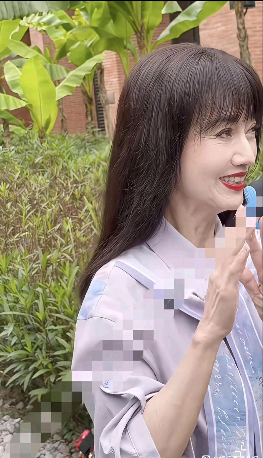 白娘子已经这个70多岁数脸蛋身材保养的还这么好，我奶奶也是70岁已经是白发苍苍满