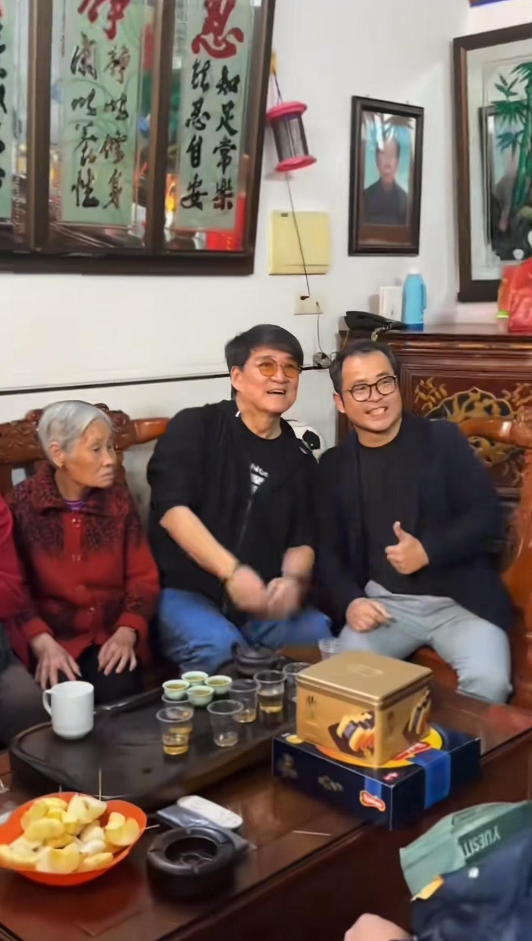 12月4日，周华健回到了广东潮汕老家回乡拜祖，还去了周氏大宗祠。周华健看起来