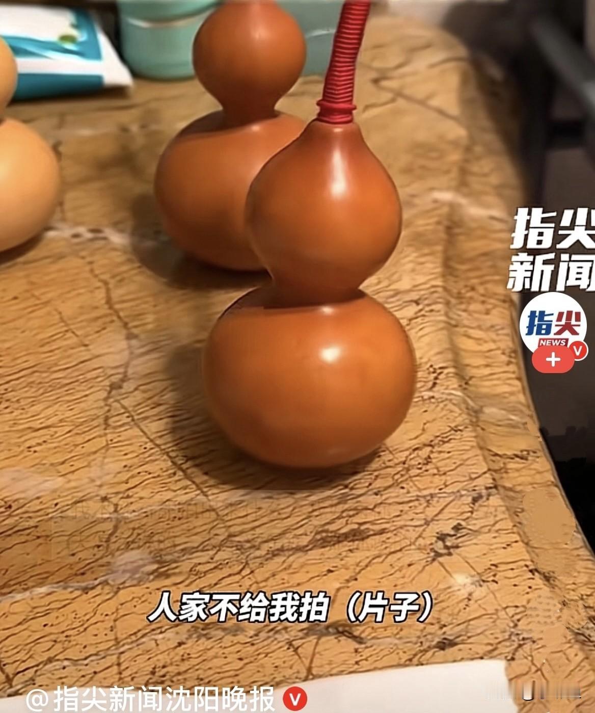 近日，辽宁沈阳一先生把收藏多年的葫芦都拿出来放在阳台上晒一晒，没想到其中一个葫芦