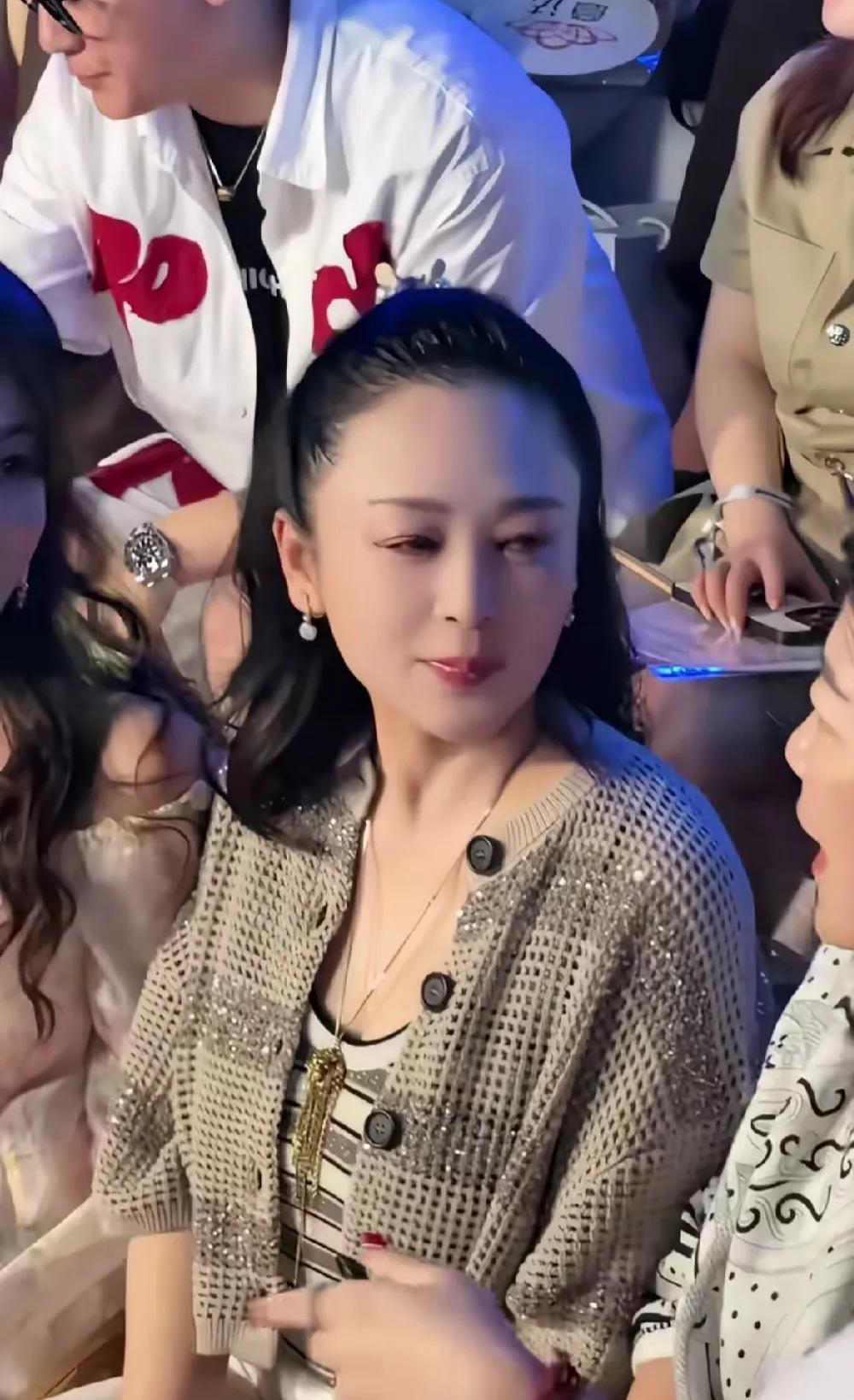 谁能想到陈红已经57岁了，这次出席活动状态好到惊艳众人，看着直接年轻二十岁，脸