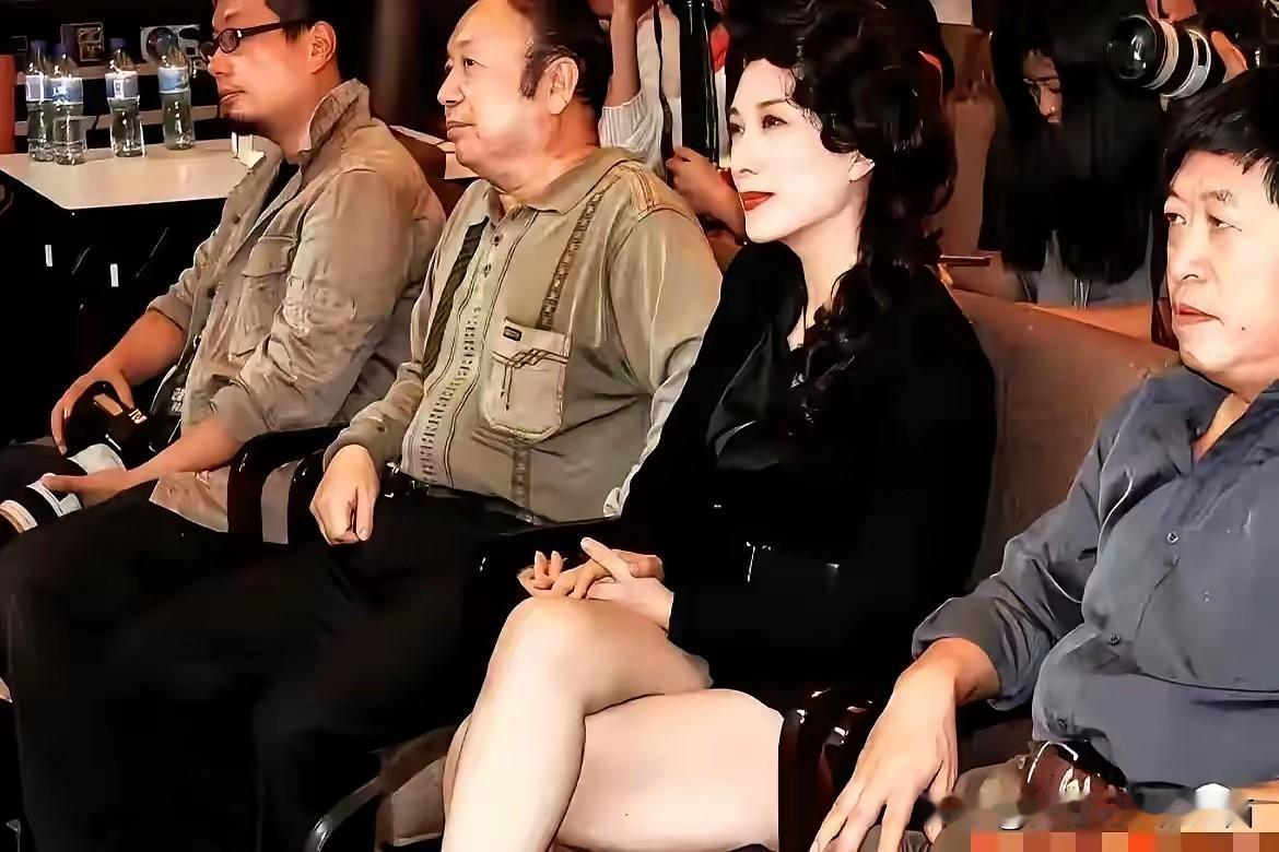 女神不愧是女神，60多岁了仍然知性优雅，比倪萍有气质，比陈红漂亮，是真正实力和颜